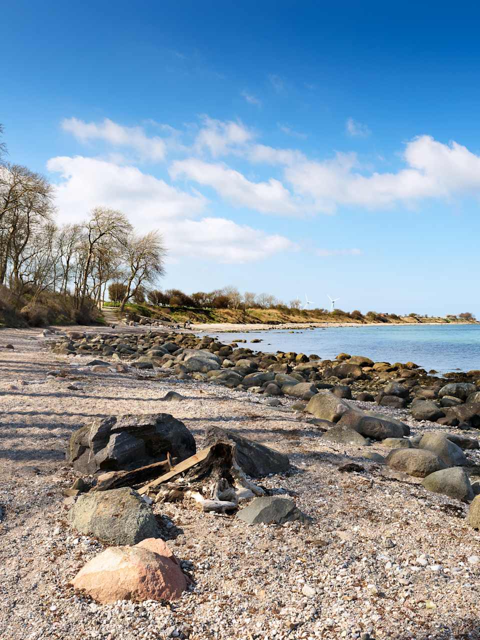 Ein leerer steiniger Strand